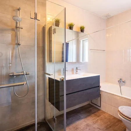 Laluz - Groot Op Wandelafstand Zee